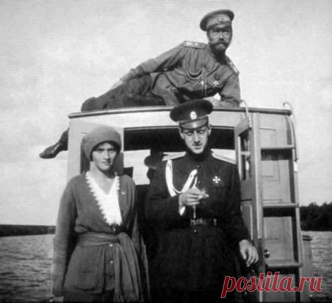 Князь Дмитрий Павлович воспитывался в семье Николая II. Его отец - Павел Александрови, который приходился императору дядей, лишился жены, а позже вступил в брак и оставил детей. В итоге детей великого князя растил лично Николай, те звали его «папа», императрицу - «мама». Дмитрия любил как собственного сына. Кстати, это тот самый великий князь Дмитрий Павлович, который потом вместе с Феликсом Юсуповым убьет Распутина, за что будет сослан, уцелеет во время революции, сбежит в Европу и там успеет…
