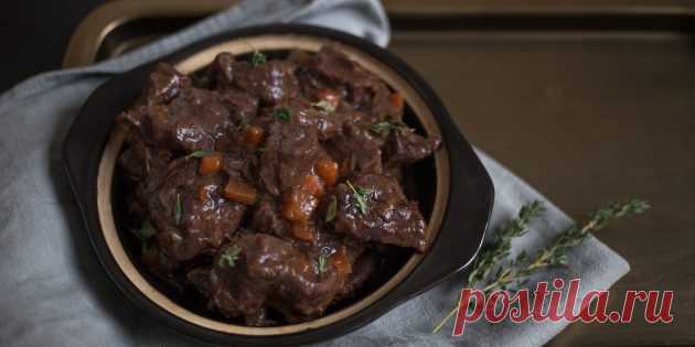 Говядина по-бургундски с луком, морковью и травами