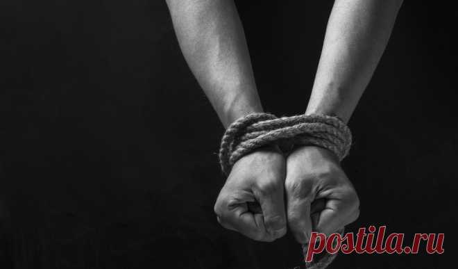 Как выйти из тюрьмы, в которой мы сидим добровольно 
Мы осуждены судьями, сидящими в нас. Мы, и тюрьма, и тюремщик, мы, и узники. Мы сами лишаем себя свободы. Как выйти из тюрьмы, в которой мы сидим добровольно?

Однажды цыган привел на мельницу молоду…