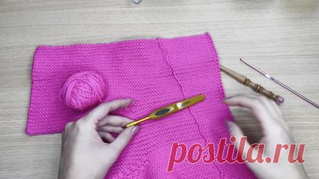 Как правильно держать крючок 

Существует несколько вариантов. Чаще других встречаются два.

 Прямой хват.
Это просто, представьте, как бы вы взяли ручку, ну или ложку. Причём средний палец может быть как на крючке, так и под крючком, смотрите, как вам удобнее. При таком захвате, работают сами пальцы. Получается, что кисть в процессе не устаёт, но, зато быстрее у начинающих вязальщиц могут устать пальцы. Частенько появляется мозоль, как в годы учёбы, когда вы много писали....