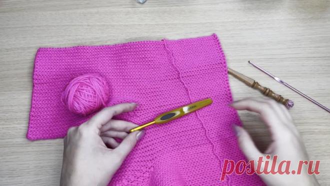 Как правильно держать крючок 

Существует несколько вариантов. Чаще других встречаются два.

 Прямой хват.
Это просто, представьте, как бы вы взяли ручку, ну или ложку. Причём средний палец может быть как на крючке, так и под крючком, смотрите, как вам удобнее. При таком захвате, работают сами пальцы. Получается, что кисть в процессе не устаёт, но, зато быстрее у начинающих вязальщиц могут устать пальцы. Частенько появляется мозоль, как в годы учёбы, когда вы много писали....