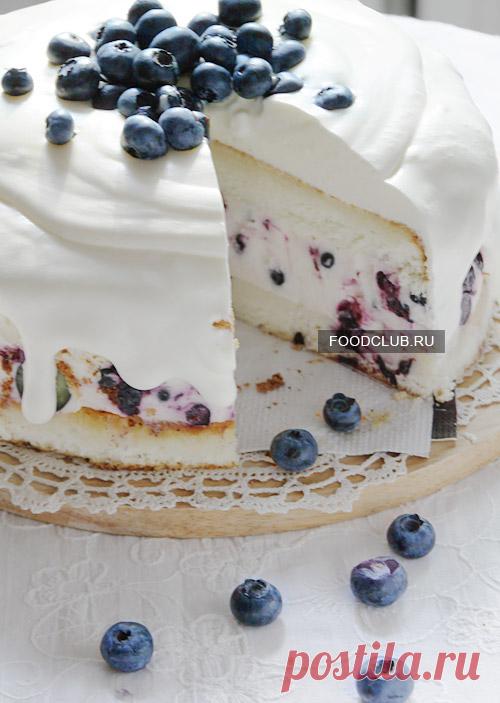 Торт-суфле с ягодами Летний, воздушный тортик, который можно делать с любыми ягодами — с клубникой, земляникой, черникой, голубикой, малиной. Рецепт можно изменять по своему вкусу, например приготовить больше творожного суфле, или уменьшить пропорции для бисквита. Чтобы тортик получился высоким, возьмите форму диаметром 22 см.