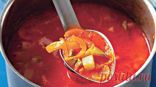 Топ-5 самых лучших рецептов очень вкусного лечо на зиму!

I. Лечо на зиму

Ингредиенты на 3 л: 
морковь – 1 кг
помидоры – 3 кг
лук репчатый – 1 кг
болгарский перец (красный и зеленый) – 2 кг
масло растительное – 0,5 стакана
уксус 6 % – 0,5 стакана
сахар – 0,5 стакана
соль – по вкусу

Приготовление (время готовки - 2 ч 30 мин): 

1. Помидоры вымыть, порезать произвольными кусками и пропустить через мясорубку. Переложить в кастрюлю, довести до кипения, затем уменьшить огонь ...