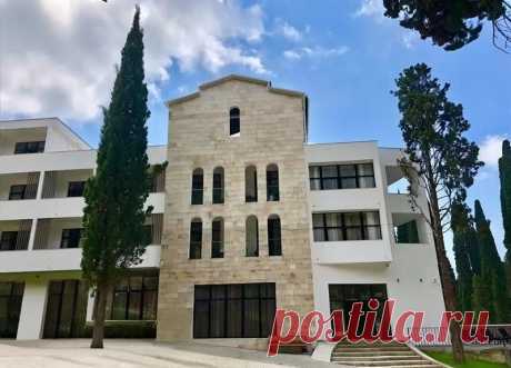 Отель «Абааш»: начните исследовать Новый Афон прямо с порога. Заповедные тропы, древние храмы, Новоафонская пещера и море — всё в шаговой доступности. После насыщенного дня вас ждет уютный отдых в стенах нашего отеля.