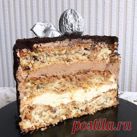 РЕЦЕПТ ТОРТА "КРЕПКИЙ ОРЕШЕК"

Масса готового торта - 1,6 кг., высота - 11 см.
Коржи:
(три формы 16 см., если нет трех колец, тесто на второй и третий корж готовить непосредственно перед выпеканием)
Белки - 250 г. (7 шт.)
Сахар - 290 г.
Мука - 55 г.
Орехи (50/50 фундук/кешью) - 205 г.
Ванильный сахар - 5 г.
Орехи обжарить и измельчить.
Белки желательно оставить на ночь в тёплом месте для сквашивания, но данный пункт в целом можно пропустить.
Белки взбить в пену, добавить 6...