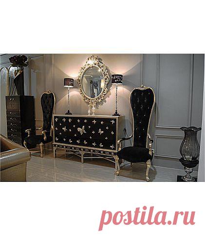 Комод-прилавок для посуды в стиле ар-деко с резным украшением на фасаде Комод (прилавок) для гостиной предназначен для хранения посуды и столовых приборов. Обычно ставится рядом с обеденным столом: помогает быстро сервировать стол новыми блюдами и быстро убирать грязную посуду со стола.