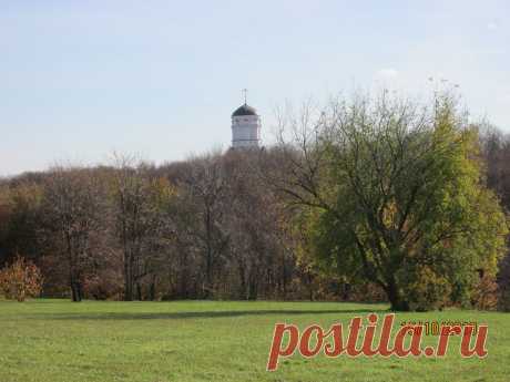 Парк музея Коломенское. Виден купол церкви в Дьякове