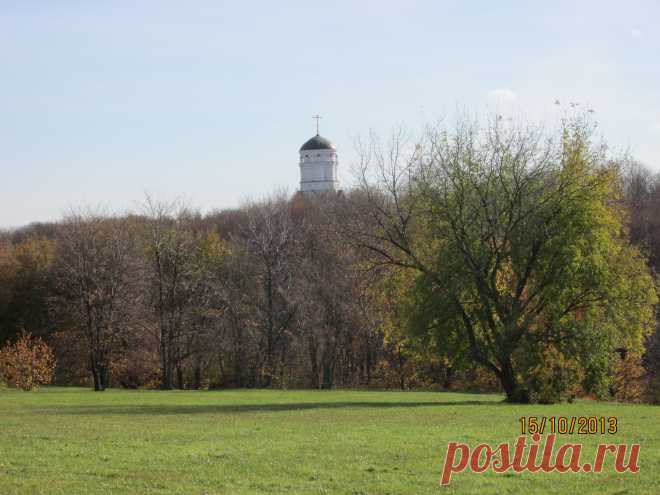 Парк музея Коломенское. Виден купол церкви в Дьякове