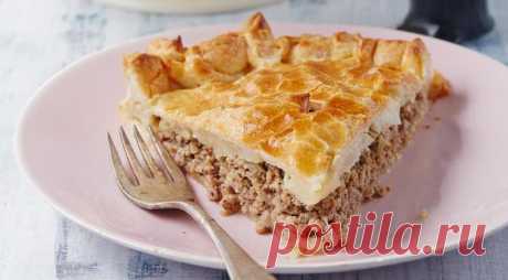 ПИРОГ СО СВИНИНОЙ И ЯБЛОКАМИ ИНГРЕДИЕНТЫ 500 г слоеного бездрожжевого теста 500 г свиной шейки 2 больших яблока гренни смит 2 большие луковицы 2 ст. л. топленого масла 1 ч. л. меда 2–3 горошины можжевельника соль, свежемолотый черный перец желток и сливки для смазывания СПОСОБ ПРИГОТОВЛЕНИЯ Разогрейте духовку...