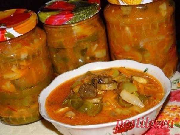 10 вкусненых и обалденных салатов на зиму!

1. Овощной салат на зиму 

Ингредиенты

1кг-баклажанов
1кг-кабачков
1кг-сладкого перца
1кг-моркови
1,5кг-помидоров
70мл 9%-ного уксуса
200г-чеснока
500г-растительного масла
200г-сахара
70г-соли
зелень

Как приготовить

Помидоры пропустить через мясорубку (блендер),морковь натереть на крупной терке,баклажаны,кабачки и перец нарезать кубиками.В томатное пюре добавить соль,сахар,уксус,растительное масло,измельченные чеснок и петрушк...