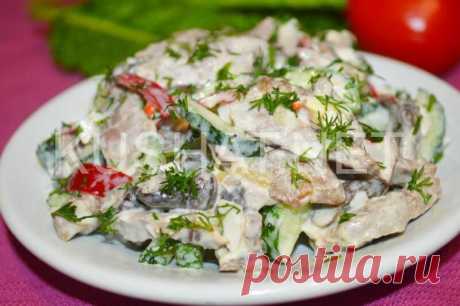 Салат с говядиной, грибами и огурцами. Пошаговый рецепт с фото Этот салат с говядиной, грибами и огурцами дома я часто называю «Обжоркой», так как состав ингредиентов похож на состав этого знаменитого салата. Такой салат с добавлением отварной говядины и жареных грибов понравится всем, кто любит сытные салаты и сочетание в них грибов и мяса.