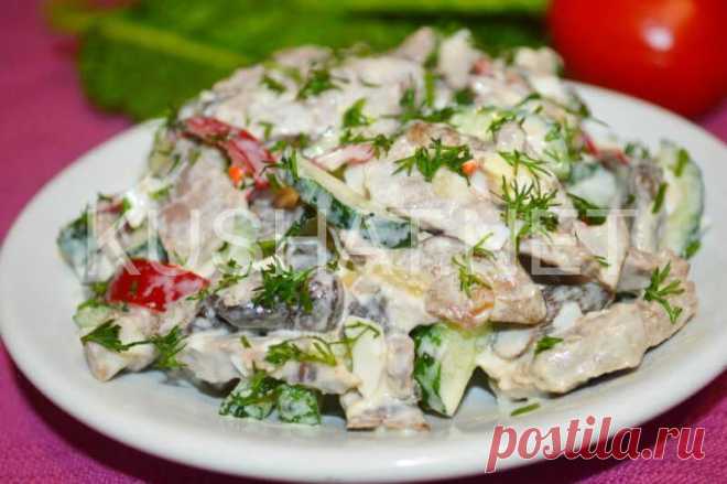 Салат с говядиной, грибами и огурцами. Пошаговый рецепт с фото Этот салат с говядиной, грибами и огурцами дома я часто называю «Обжоркой», так как состав ингредиентов похож на состав этого знаменитого салата. Такой салат с добавлением отварной говядины и жареных грибов понравится всем, кто любит сытные салаты и сочетание в них грибов и мяса.