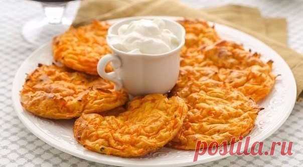 Оладьи на любой вкус 

1. Классический рецепт

Ингредиенты:
- Яйца куриные — 1 шт.
- Кефир — 1/2 л
- Сахар — 1/2 стакана
- Мука — 2 стакана
- Сода — 1 ч. л.
- Уксус — 1 ч. л.
- Растительное масло

Приготовление:
Взбейте яйцо с сахаром, постепенно добавляя муку и кефир. Следите за тем, чтобы не появлялись комочки. Тщательно перемешайте ингредиенты. Затем добавьте гашеную соду или разрыхлитель.
На средней сковороде разогрейте растительное масло. Аккуратно распределите тесто ...