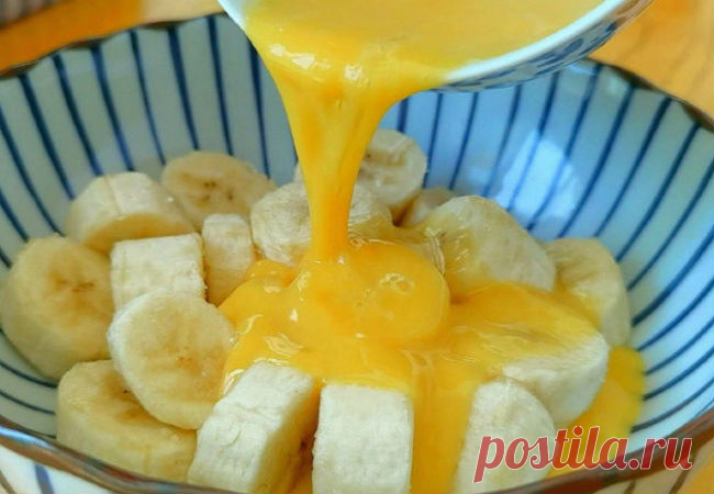 Нарезаем банан и заливаем яйцом: десерт вкуснее торта за полчаса