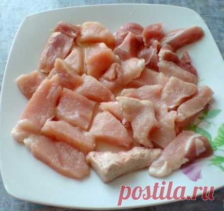 МЯСО "ПО-ФРАНЦУЗСКИ" В МУЛЬТИВАРКЕ￼

Ингредиенты:
мясо (свинина)
картофель (4 шт)
2 луковицы
1 большой помидор
майонез
сыр
приправа Vegeta

Способ приготовления мяса «по-французски» в мультиварке:

Нарезаем мясо мелкими кусочками, минут 10 даем просушиться, затем его солим и добавляем приправу.

Нарезаем картофель кружками.

Выкладываем мясо в мультиварку (предварительно смазав чашу растительным маслом).

Добавляем лук, нарезанный кольцами.

Выкладываем сверху картошку .

...