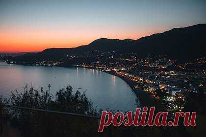 Россиянка побывала в «русском» отеле Турции и раскрыла «уникальные» идеи россиян. Российская туристка съездила в Турцию «дешево и немного сердито» и пожаловалась на поведение некоторых русских туристов. По словам путешественницы, она выбрала отель, ориентированный на россиян — с русскоязычным персоналом, ориентированным на отечественных туристов меню, анимацией и алкоголем.