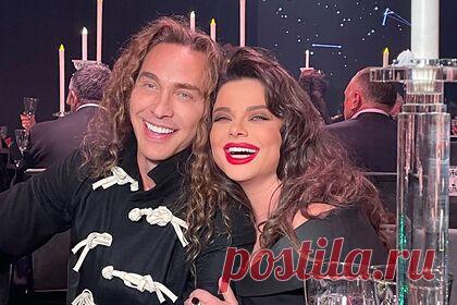 Наташу Королеву высмеяли за чрезмерный фотошоп на новом снимке. Эстрадная певица Наташа Королева поделилась новой фотографией и подверглась критике в сети. Знаменитость опубликовала кадр, на котором она позирует вместе с мужем Тарзаном. На кадре видно, что артистка надела черное платье и нанесла на губы ярко-красную помаду. Подписчики высмеяли ее за чрезмерный фотошоп лица.