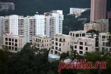 Неизвестный купил самую дорогую квартиру в Азии. В Гонконге продали самое дорогое жилье в Азии. За квартиру в элитном жилом комплексе Mount Nicholson неизвестный покупатель отдал 82,1 миллиона долларов (5,8 миллиарда рублей). Имя нового владельца не раскрыто. Каждый квадратный фут (0,09 квадратных метра) обошелся ему в 18 тысяч долларов — рекордную для региона сумму.