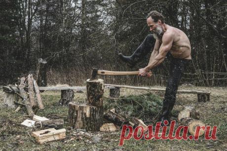 Тайны боевых искусств: как научить драться за три дня
На протяжении девяти лет я жил в богом забытой деревушке, куда приезжали тренироваться энтузиасты боевых искусств со всей России и из-за рубежа. Однажды приехал молодой парень, который сказал, что у него есть только три дня, чтобы научиться драться. Колет дрова «последний бодибилдер СССР» К.А. Дубков. Фото Антона Доценко Колет дрова «последний бодибилдер СССР» К.А. Дубков. […]
Читай дальше на сайте. Жми подробнее ➡