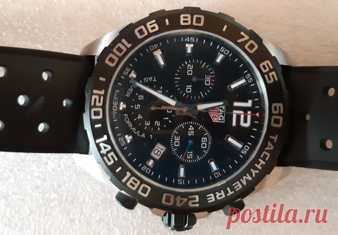 Наручные Швейцарские часы TAGHeuer Formula 1 CAZ1010.FT8024 созданы для мужчин и отличаются современным спортивным дизайном и использованием высокотехнологичных материалов. 

Круглый корпус TAG Heuer Formula 1 Chronograph выполнен из нержавеющей стали, безель с черным покрытием карбид-титаном и гравированной тахиметрической шкалой. Высокая степень  ....