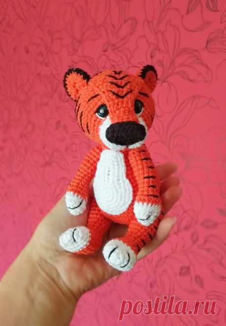 PDF Тигрёнок Мартин крючком. FREE crochet pattern; Аmigurumi animal patterns. Амигуруми схемы и описания на русском. Вязаные игрушки и поделки своими руками #amimore - тигр, тигрёнок, тигрята, котик, кот, котенок.