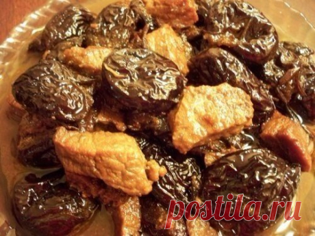 Мясо с черносливом

Ингредиенты:
1)200г лука, 
2)1 крупная морковь,
3)600г мякоти говядины, 
4)1 горсть чернослива,
5)больше половины 0,5 ч. л. соли
Приготовление:
1. Лук нарезать, морковь натереть на терке и засыпать в сковороду, предварительно разогретую на сильном огне. Затем сделать средний огонь и накрыть сковороду крышкой.
2. Пока подготавливаем мясо, овощи оставляем тушить.
3. Крупно нарезать мясо и всыпать в сковороду. Чернослив промыть и тоже добавить.
4. Добавить...