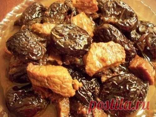 Мясо с черносливом

Ингредиенты:
1)200г лука, 
2)1 крупная морковь,
3)600г мякоти говядины, 
4)1 горсть чернослива,
5)больше половины 0,5 ч. л. соли
Приготовление:
1. Лук нарезать, морковь натереть на терке и засыпать в сковороду, предварительно разогретую на сильном огне. Затем сделать средний огонь и накрыть сковороду крышкой.
2. Пока подготавливаем мясо, овощи оставляем тушить.
3. Крупно нарезать мясо и всыпать в сковороду. Чернослив промыть и тоже добавить.
4. Добавить...