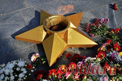 Россиянка потушила Вечный огонь водой из бутылки. В Кургане задержали 55-летнюю местную жительницу, которая потушила Вечный огонь. Как выяснил региональный Следственный комитет, вечером 18 декабря россиянка пришла к мемориалу и залила пламя водой из бутылки. Мотивы женщины не уточняются. Возбуждено уголовное дело по статье об осквернении символов воинской славы.