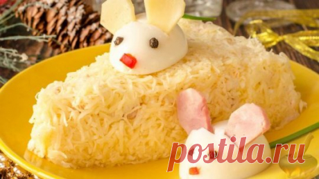 Новогодний салат с крабовыми палочками, ветчиной и сыром
