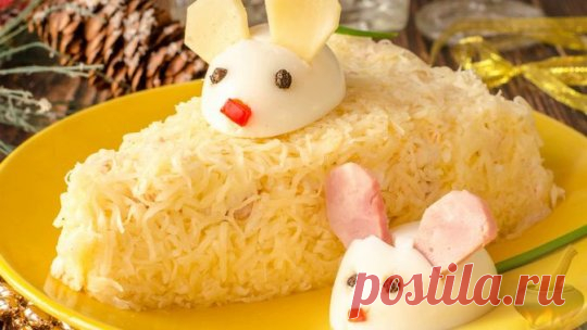 Новогодний салат с крабовыми палочками, ветчиной и сыром