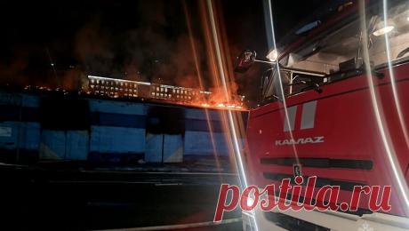 В морском порту в Петропавловске-Камчатском загорелся ангар. Пожар произошел в строящемся ангаре, расположенном на территории морского торгового порта Петропавловск-Камчатский. Об этом сообщается на официальном сайте Главного управления МЧС РФ по Камчатскому краю. В заявлении отмечается, что на ...