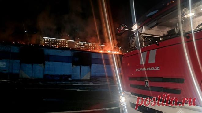 В морском порту в Петропавловске-Камчатском загорелся ангар. Пожар произошел в строящемся ангаре, расположенном на территории морского торгового порта Петропавловск-Камчатский. Об этом сообщается на официальном сайте Главного управления МЧС РФ по Камчатскому краю. В заявлении отмечается, что на ...