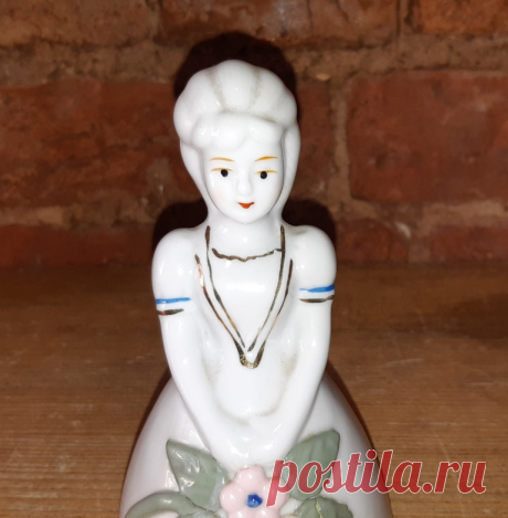 Статуэтка. Девушка с цветами. Европа. 20 век. Фарфор.
Высота : 150 мм.
Диаметр : 82 мм.
Цена : 900 руб.

Купить сейчас : 

#СтатуэткаДевушкаЦветами
#СтатуэткаДевушкаЦветамиЕвропа
#СтатуэткаДевушкаЦветами20век
#СтатуэткаДевушкаЦветамиФарфор