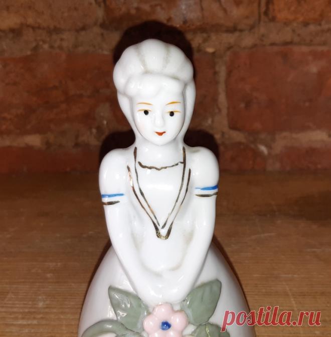 Статуэтка. Девушка с цветами. Европа. 20 век. Фарфор.
Высота : 150 мм.
Диаметр : 82 мм.
Цена : 900 руб.

Купить сейчас : 

#СтатуэткаДевушкаЦветами
#СтатуэткаДевушкаЦветамиЕвропа
#СтатуэткаДевушкаЦветами20век
#СтатуэткаДевушкаЦветамиФарфор