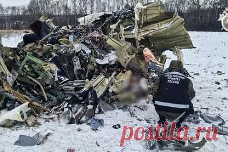 Черные ящики сбитого ВСУ Ил-76 признали пригодными для расшифровки. Черные ящики сбитого украинскими войсками Ил-76 доставили в лабораторию и признали пригодными для расшифровки. Аппараты нашли 25 января на месте крушения российского борта. Прибор регистрации параметров полета и речевой самописец находились в хвостовой части военно-транспортного самолета.