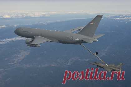 ВВС США продемонстрировали сверхбыструю дозаправку от KC-46A. Военно-воздушные силы (ВВС) США продемонстрировали сверхбыструю дозаправку от воздушного танкера KC-46A Pegasus. На опубликованный на YouTube ролик обратило внимание издание The Drive. В мероприятии принял участие KC-46A Pegasus с базы Макконнелл (штат Канзас), который прибыл на взлетно-посадочную полосу на Гуаме.