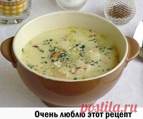 КУРИНЫЙ СУП С ПЛАВЛЕНЫМ СЫРОМ 
Аппетитно и вкусно 
Куриный бульон – 1 литр; 
Куриную грудку – 300 грамм; 
Рис длиннозёрный – 80 грамм; 
Лук-порей – 100 грамм; 
Мягкий плавленый сыр – 100 грамм; 
Сливочное масло – 2 ст. ложки; 
Петрушка свежая – 4 веточки; 
Перец чёрный молотый – 1 щепотка; 
Соль – по вкусу.
Этот вкусный и питательный суп, заправленный плавленным сыром, может стать единственным блюдом на обед, которое вполне насытит вас на долгое время. Он прост в приготовлении и не требует бол
