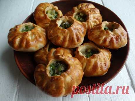 «Пирожки с горлышком» - татарский рецепт, которому я научилась у известного кулинарного эксперта Дмитрия Фреско - Пир во время езды Пирожки, которые готовятся полностью из сырой начинки, а получаются очень и очень сочными. Мне рецепт Дмитрия понравился невероятно. Тесто очень нежное, хорошо пропекается. А начинку подготовить проще-простого: нужно только нарезать ингредиенты, чтобы заложить их на лепешечку. Останется только сформировать открытые, с «горлышком» заготовки и в...