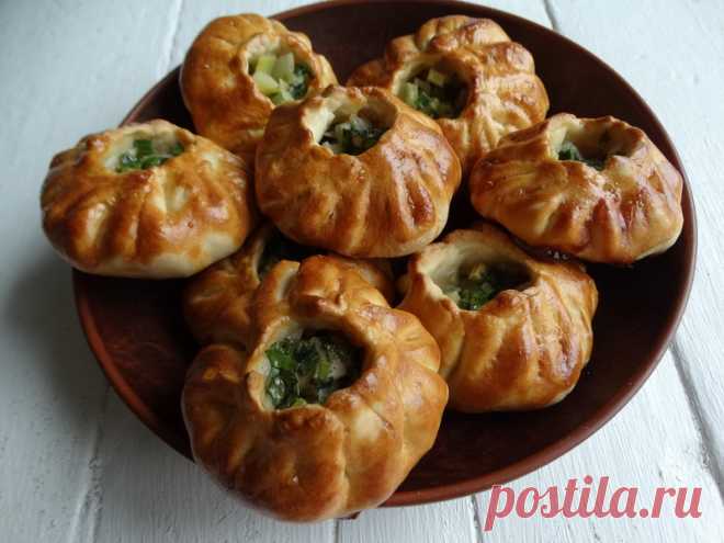 «Пирожки с горлышком» - татарский рецепт, которому я научилась у известного кулинарного эксперта Дмитрия Фреско - Пир во время езды Пирожки, которые готовятся полностью из сырой начинки, а получаются очень и очень сочными. Мне рецепт Дмитрия понравился невероятно. Тесто очень нежное, хорошо пропекается. А начинку подготовить проще-простого: нужно только нарезать ингредиенты, чтобы заложить их на лепешечку. Останется только сформировать открытые, с «горлышком» заготовки и в...