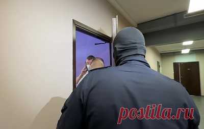 Главреда Baza задержали по делу о превышении полномочий со стороны полицейских. Процессуальный статус Глеба Трифонова не определен, отметил его адвокат Алексей Михальчик