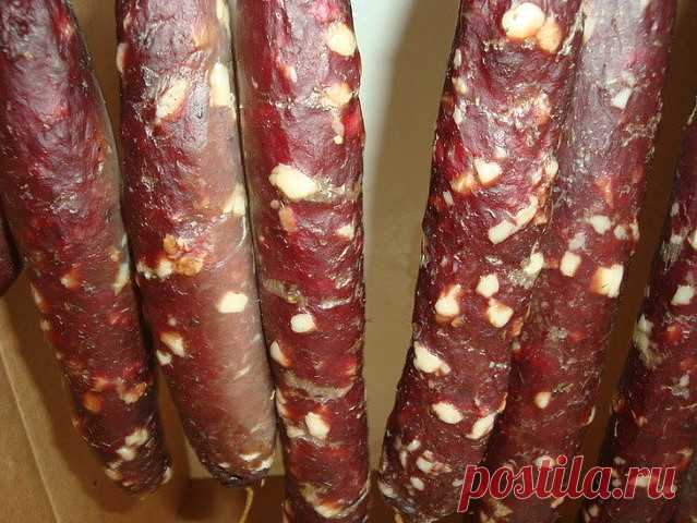 НАТУРАЛЬНАЯ СЫРО-ВЯЛЕНАЯ КОЛБАСА

Это не какой-то суррогат из магазина, в который намешали неизвестно что. 
Это быстро, просто, дёшево и чертовски вкусно. 
И без использования кишок!                                                                                                                          Приготовление этого вида колбас совсем несложно, не сложнее изготовления самодельных пельменей. 
Всегда главная интрига в колбасе - это кишки. С ними много возни, из-за кишо...