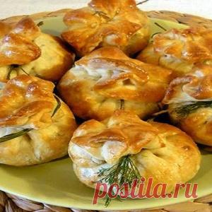 Закусочные мешочки из слоеного теста на праздничный стол