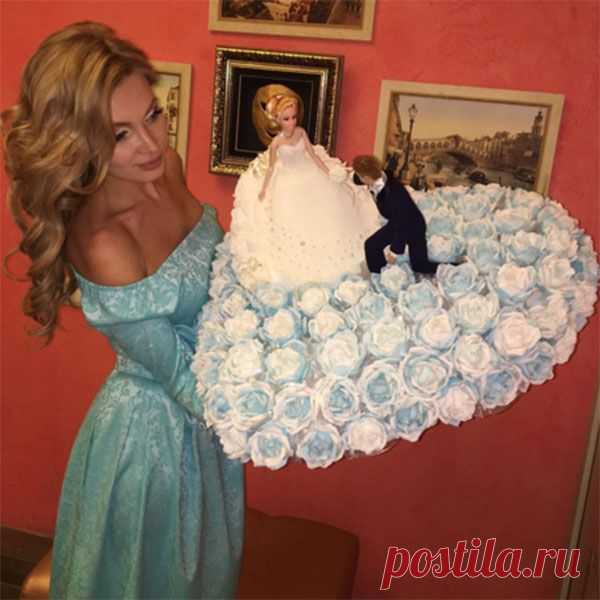 Евгения Феофилактова выдала замуж старшую сестру | StarHit.ru