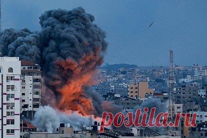 Удары ВВС Израиля по сектору Газа попали на видео. ВВС Израиля нанесли удары по сектору Газа. Удары нанесены по нескольким многоэтажным зданиям в секторе Газа. Одно из них полностью разрушено. По сообщениям палестинских каналов, кроме офисов СМИ в башне было более ста жилых квартир. ХАМАС в ответ на разрушение башни пообещал нанести удар по Тель-Авиву.