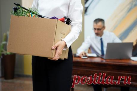 Отработка перед увольнением. Обязательно ли работать две недели при увольнении?
Вопрос отработки двухнедельного срока при увольнении по собственному желанию является ключевым аспектом в процессе расторжения трудового договора. Несмотря на то что законодательство предусматривает возможность увольнения без обязательной отработки, существуют определённые условия и обстоятельства, которые позволяют работнику избежать этого требования.
Фото от Freepik