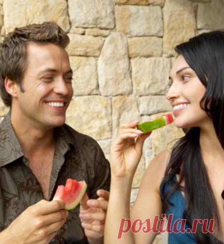 Арбуз повышает сексуальное влечение.