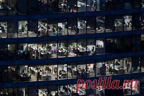 Работодателей обяжут платить увольняющимся россиянам за неиспользованные отгулы. Неиспользованные отгулы, предоставленные вместо двойной оплаты за работу в выходные, должны быть заменены денежной компенсацией при увольнении сотрудника, постановил Конституционный суд России, рассмотревший жалобы четырех жительниц города Нерюнгри. Они накопили сотни таких неоплаченных дней и были сокращены.