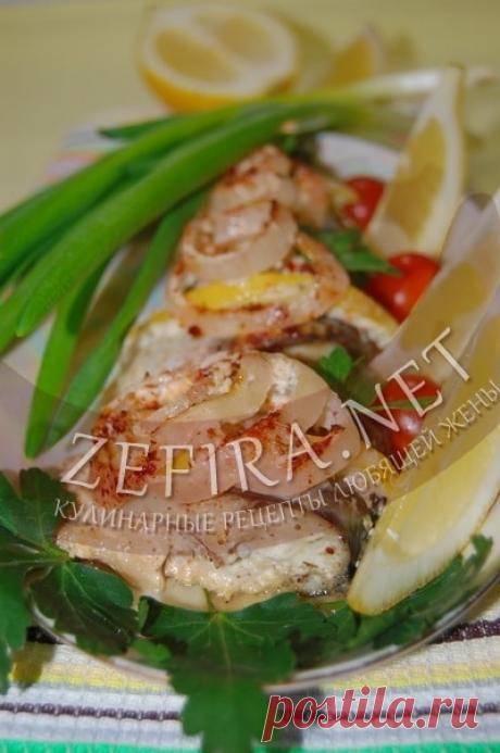 Скумбрия в сметане, запеченная с луком в духовке — Кулинарные рецепты любящей жены