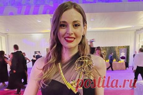 Россиянка Лена Гликсон получила «Эмми» за работу над «Очень странными делами». Музыкальный редактор Лена Гликсон, родившаяся в Воронеже, стала обладательницей премии «Эмми». Престижную награду она получила в номинации «Лучший монтаж звука для комедийного или драматического сериала». Гликсон работала над музыкой в четвертом сезоне «Очень странных дел».