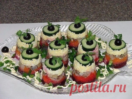 Закуска "Селедка под шубой"

Удобно и вкусно!
Одноразовые стаканчики обрезала до середины, положила на дно
кружочек свежего огурца,
вареное яйцо на мелкую терку,
селедку,
морковь вареную, чуток майонеза и свеклу...
перевернула на тарелочку... украсила оливкой...

Приятного аппетита!
___________________________________
Готовьте с любовью! Живите вкусно!
#ШустрыйПовар #Рецепты #Кулинария